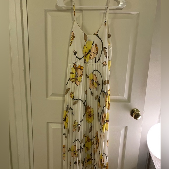 A New Day Pleated Floral Dress - Picture 4 of 4